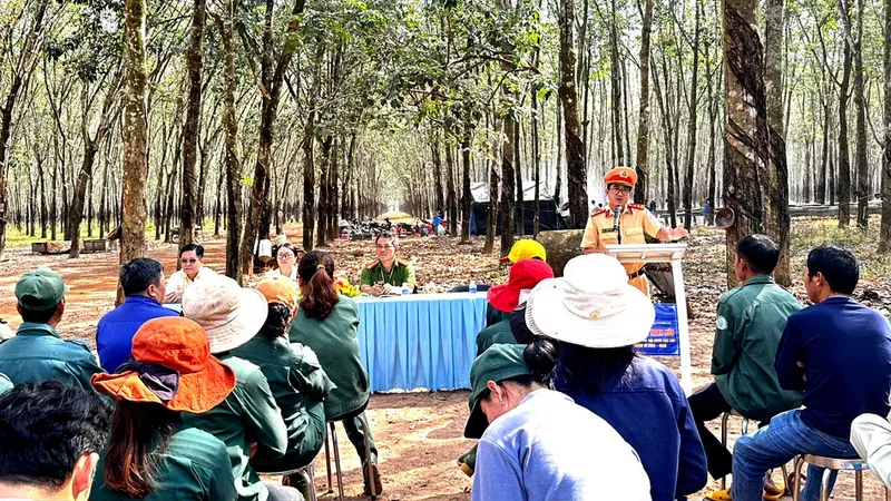 Tuyên truyền Luật Giao thông ngay tại nơi sản xuất