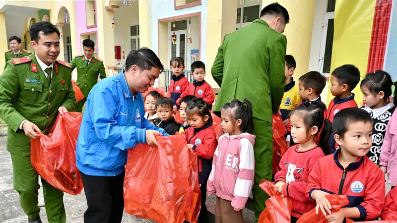 Thầy giáo trẻ đi gieo mầm nhân ái
