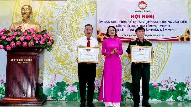 Đồng chí Trần Thu Hà, Bí thư Đảng ủy, Chủ tịch HĐND phường trao bằng khen cấp thành phố cho tập thể và cá nhân có thành tích xuất sắc.