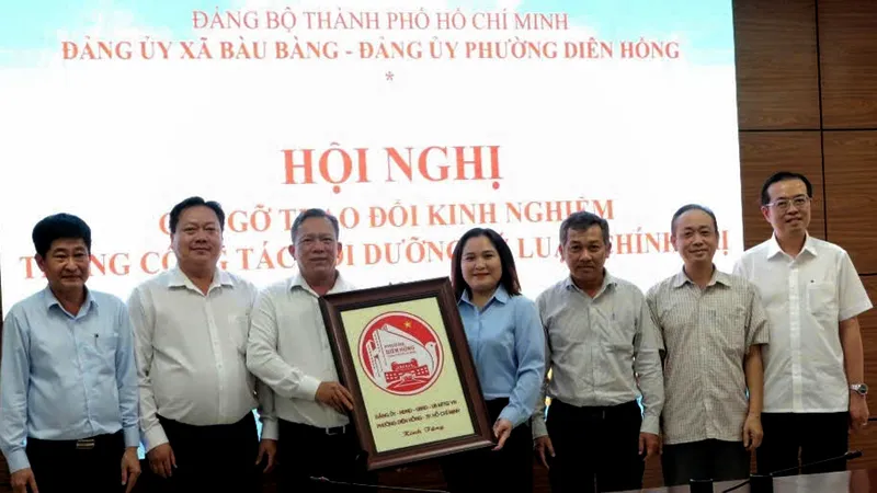 lãnh đạo hai địa phương tặng quà lưu niệm