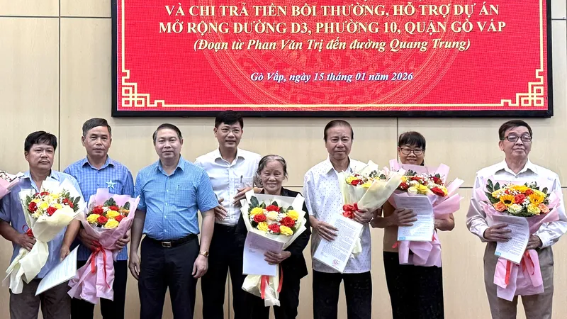 Người dân bị ảnh hưởng nhà đất bởi dự án mở rộng đường D3 nhận quyết định bồi thường. Ảnh: THANH HIỀN