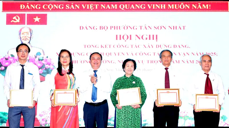 Bí thư Đảng ủy phường Tân Sơn Nhất Lê Hoàng Hà trao bằng khen đến các tập thể, cá nhân