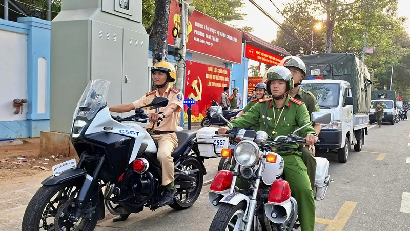 Lực lượng chức năng phường Tam Thắng ra quân trong sáng ngày 16-01.