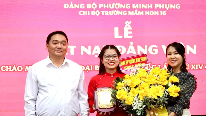 Phường Minh Phụng: Kết nạp đảng viên mới trong ngày khai mạc Đại hội XIV