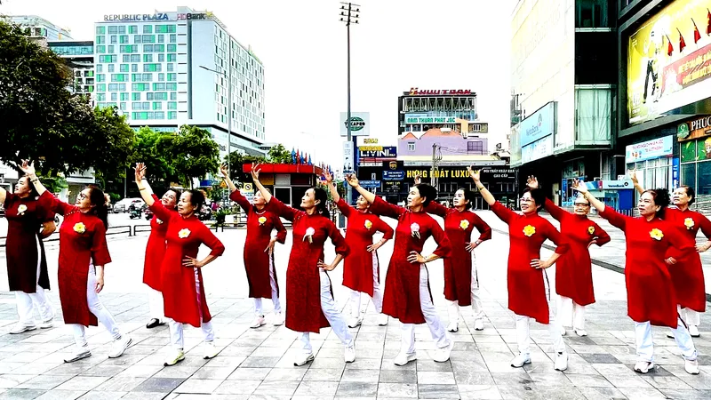 Các cô, dì trong CLB dưỡng sinh Ban Mai Xanh 