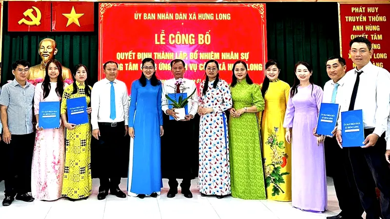 UBND xã Hưng Long tổ chức Lễ trao Quyết định thành lập và bổ nhiệm nhân sự Trung tâm cung ứng dịch vụ công thuộc UBND xã.