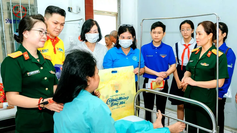 Trao quà tết cho bệnh nhân có hoàn cảnh đặc biệt khó khăn