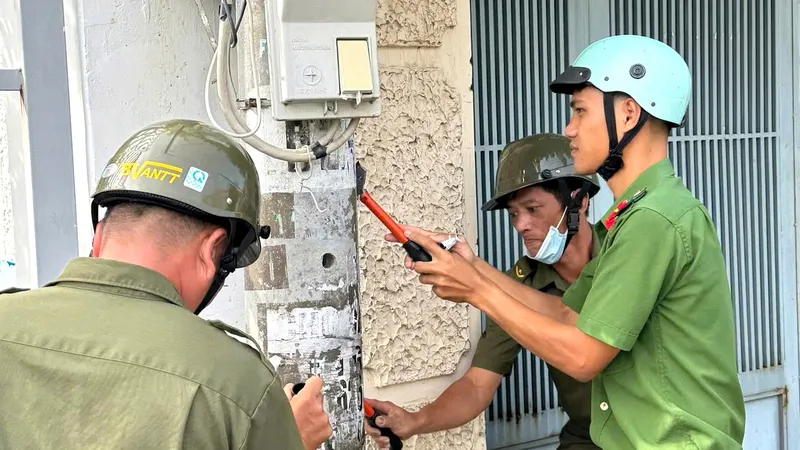Công an xã Long Hải và bảo vệ dân phố bóc gỡ quảng cáo trái phép