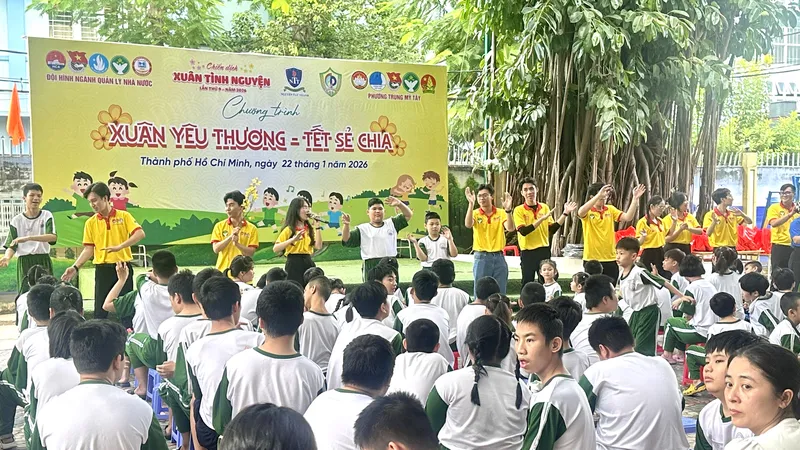 Mang xuân yêu thương đến với học sinh chuyên biệt