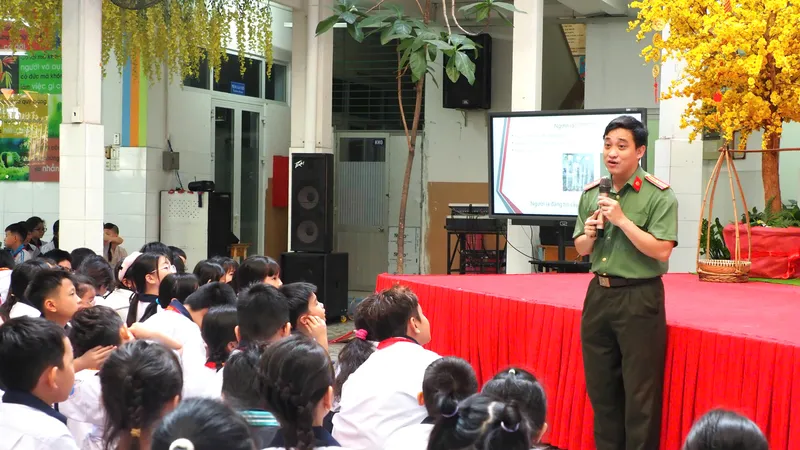 Thiếu tá Nguyễn Thiện Tâm tuyên truyền về phòng tránh ma túy cho học sinh