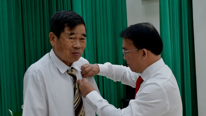 45 đảng viên phường Tam Long và Phước Thắng nhận Huy hiệu Đảng