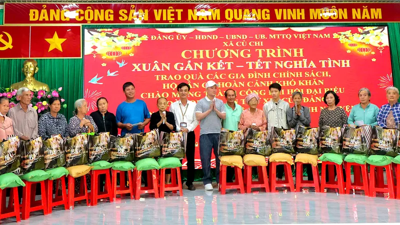 Xã Củ Chi: Trao hơn 250 phần quà tết nghĩa tình
