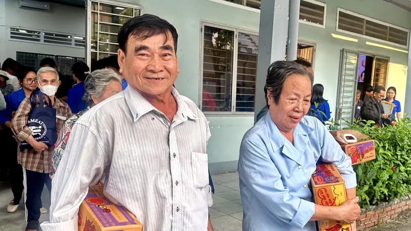 Niềm vui của bà con khi nhận quà tết