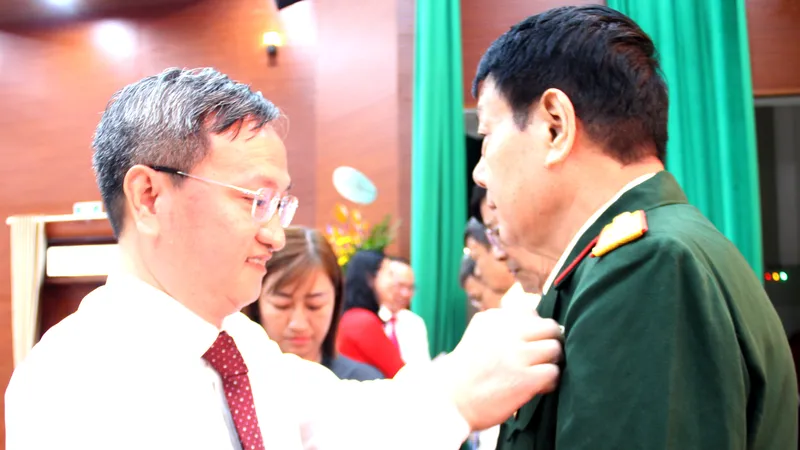 Phường Phú Lợi: Trao Huân chương Lao động, Huy hiệu Đảng cho các đảng viên