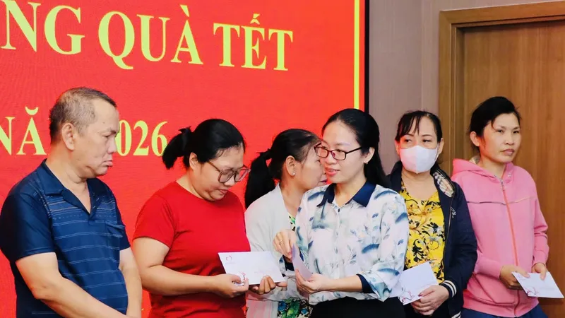 Phường Tân Sơn Nhất trao quà tết cho các đơn vị làm nhiệm vụ và hộ cận nghèo