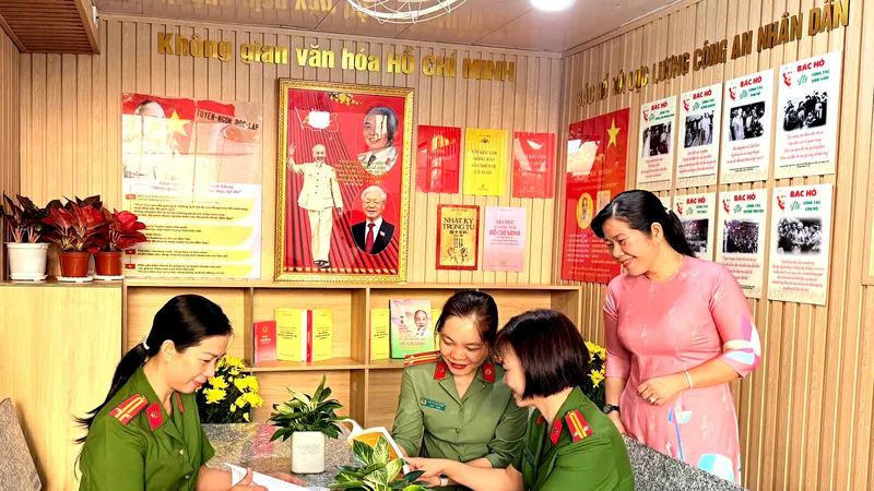 Nữ cán bộ Công an phường đọc sách tại Không gian văn hoá Hồ Chí Minh 