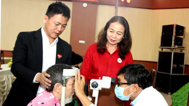 Phường Tân Uyên: Khám mắt, tặng quà tết cho người khó khăn