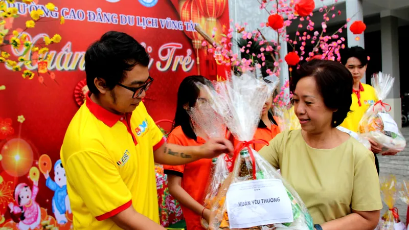 Cô Đinh Bích Diệp, Hiệu trưởng Trường Cao đẳng Du lịch Vũng Tàu trao quà Tết cho sinh viên có hoàn cảnh khó khăn.