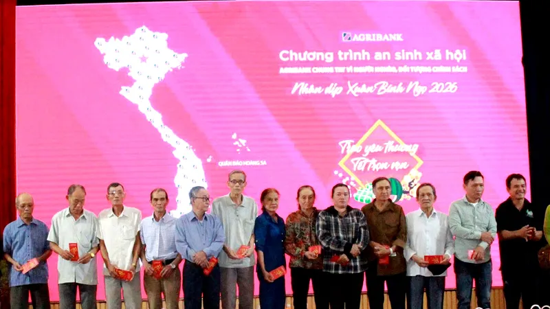 Agribank Châu Đức trao quà Tết cho hộ có hoàn cảnh khó khăn