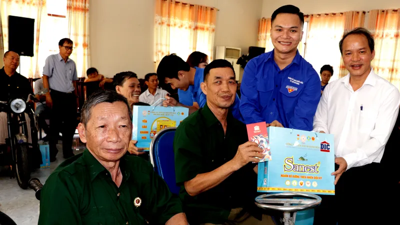 Tặng quà Tết cho thương binh và người có công