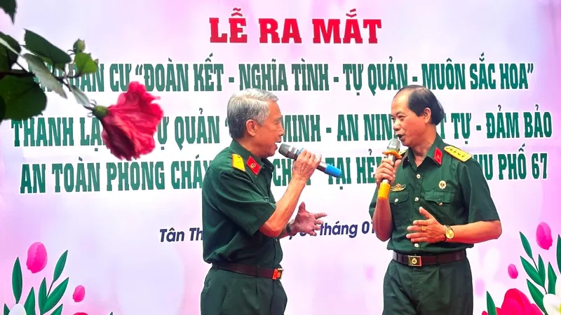 Các bác Cựu chiến binh tham gia biểu diễn văn nghệ chào mừng 