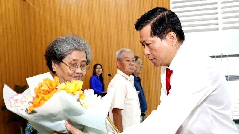 Xã Xuân Thới Sơn: Trao Huy hiệu Đảng đợt 3-2 đến 20 đảng viên