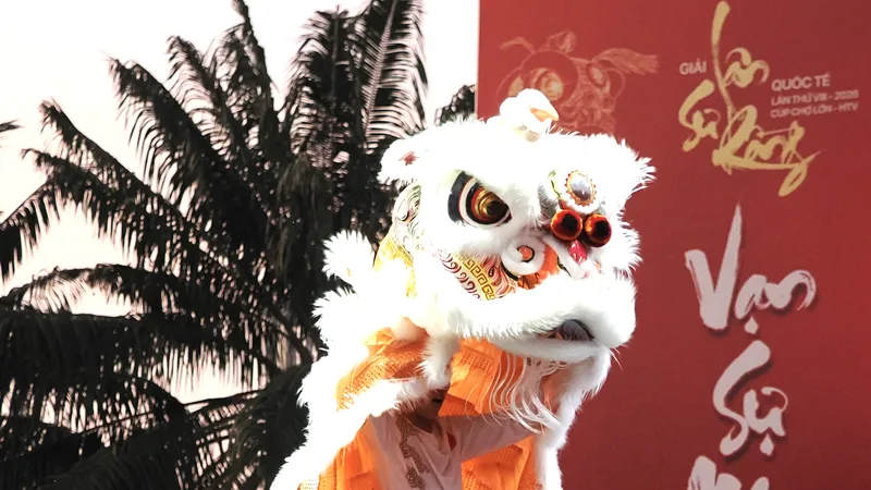 Đội Lân Miếu Bảy Bà (An Giang) thi đấu nội dung Lân lên Mai Hoa Thung. (ẢNH: HOÀNG HÙNG)
