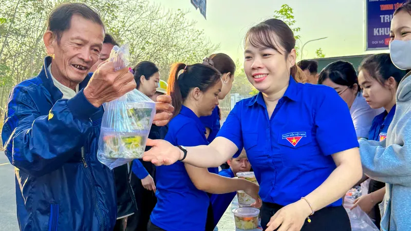 Bà con rất vui khi nhận đồ ăn sáng trước khi vào khám bệnh