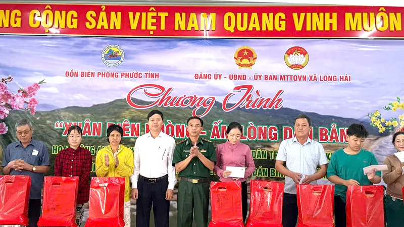 Trao quà cho các hộ khó khăn.