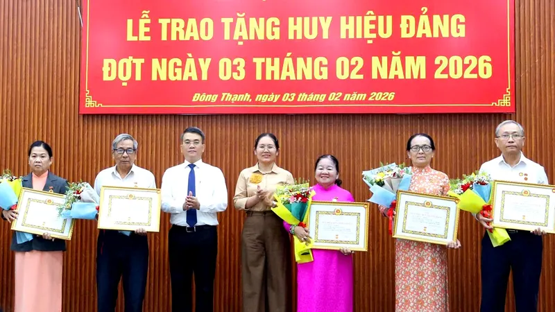 Xã Đông Thạnh trao Huy hiệu Đảng đến 29 đảng viên