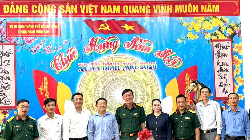 Lãnh đạo xã Long Hải thăm, chúc Tết Trung đoàn Minh Đạm.
