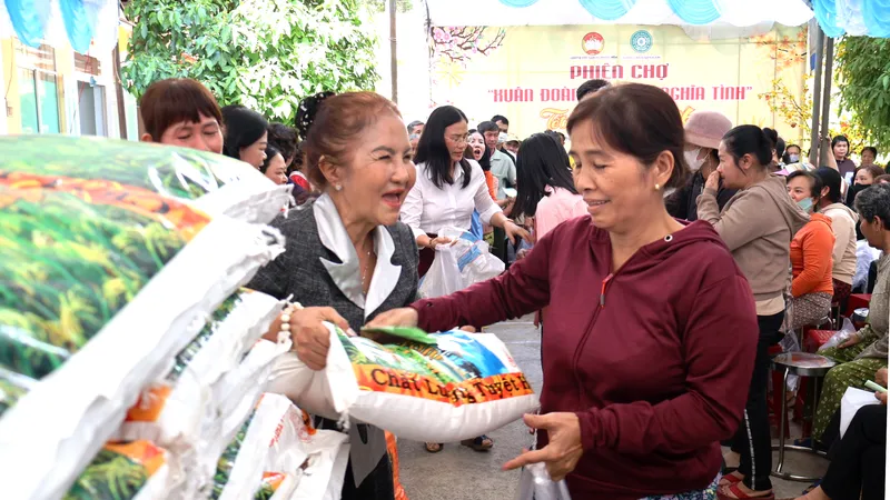 Xã Phước Hòa (TPHCM): Trao hơn 500 phần quà tết cho người nghèo