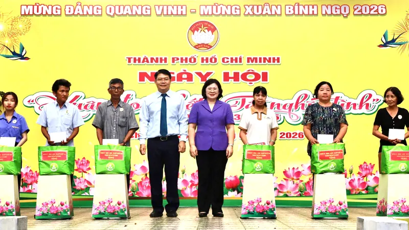 Đồng chí Văn Thị Bạch Tuyết dự Ngày hội “Xuân đoàn kết - Tết nghĩa tình” tại xã Bình Chánh 