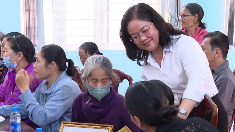 Phường Bến Cát mừng thọ 115 người cao tuổi dịp đầu xuân