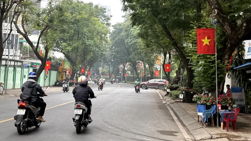 Đường cờ - đường hoa trên đường Trần Quốc Thảo, phường Xuân Hòa. Ảnh: THANH HIỀN