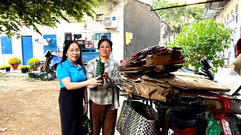 Trao bánh tét cho công nhân ở trọ không có điều kiện về quê đón tết