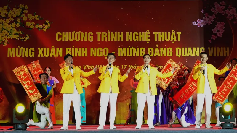 Nhóm Lạc Việt biểu diễn bài hát "Tết Nguyên Đán" mở màn chương trình nghệ thuật đặc biệt Mừng xuân Bính Ngọ - Mừng Đảng quang vinh chủ đề "Hương sắc mùa xuân" biểu diễn tại Quảng trường Khánh Hội trong tối Mùng 1 tết. Ảnh: THÚY BÌNH