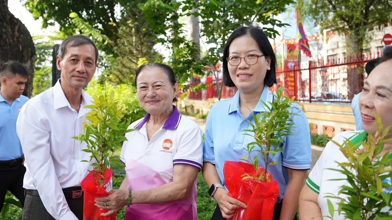 Tặng cây xanh cho người dân