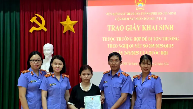 Đại diện VKSND khu vực 11 trao giấy khai sinh cho chị Lê Thị Cầm Hồng mẹ cháu Lê Thị Cẩm Tuyền
