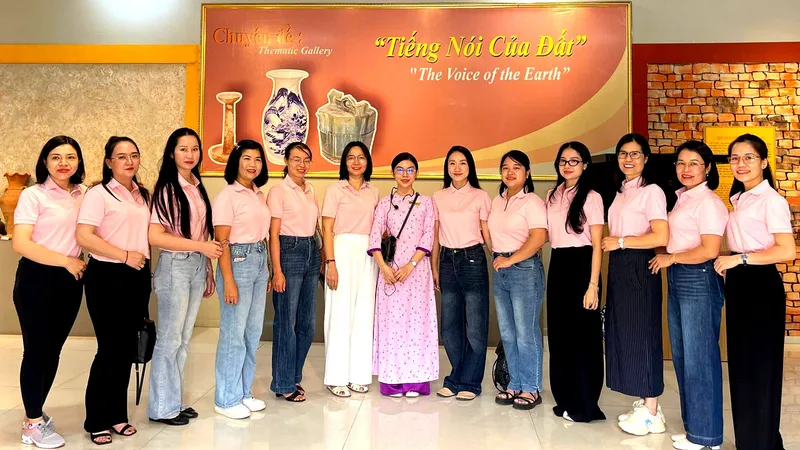 Các đoàn khách tham quan bảo tàng.