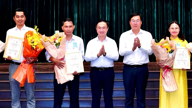 TPHCM trao 17 giải báo chí viết về Nghị quyết 57