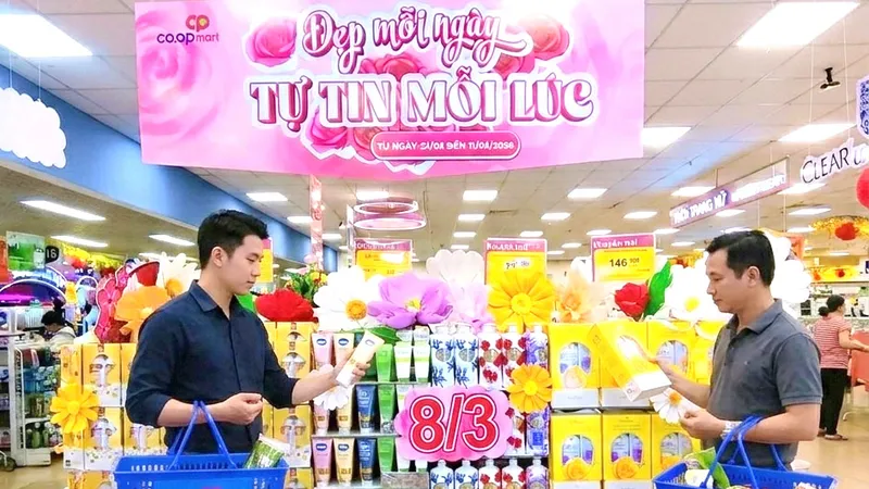 Các combo chăm sóc cá nhân được bố trí nổi bật, thuận tiện cho khách hàng chọn mua dịp 8-3
