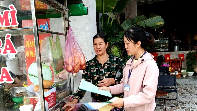 Cán bộ y tế phường Vũng Tàu tuyên truyền công tác đảm bảo vệ sinh, an toàn thực phẩm đến từng hộ kinh doanh