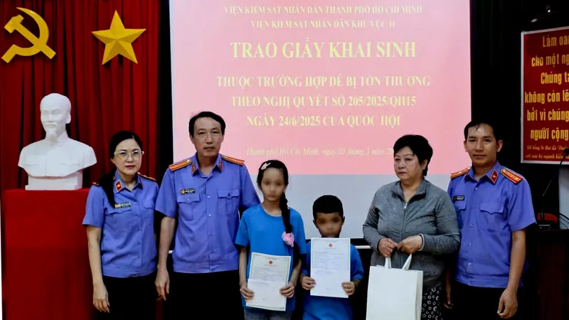Đại diện VKSND trao giấy khai sinh cho 2 cháu
