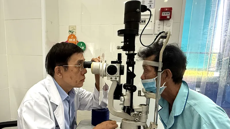 Bác sĩ Bệnh viện Mắt thăm khám cho người bệnh