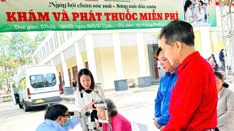 Phường Bến Cát: Khám mắt cho 200 người dân có hoàn cảnh khó khăn