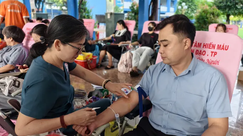 Anh Trịnh Ngọc Hoàng, công tác tại Trung tâm Hợp tác Doanh nghiệp và Khởi nghiệp (Đại học Thủ Dầu Một) tham gia hiến máu lần thứ 10