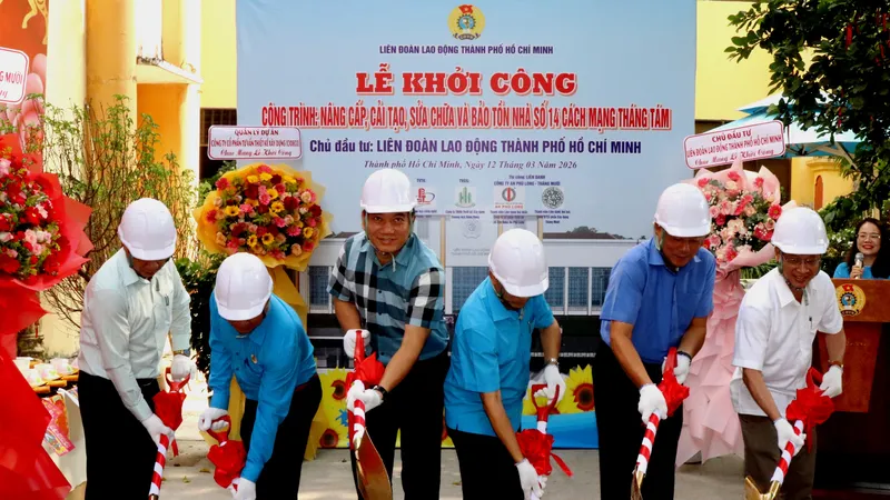 Các đại biểu thực hiện nghi thức khởi công Nhà số 14 Cách Mạng Tháng Tám