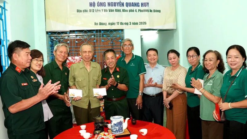 Đại diện Chi hội Cựu chiến binh khu phố 4 và các đoàn thể phường An Đông tặng quà cho ông Huy trong ngày khánh thành công trình