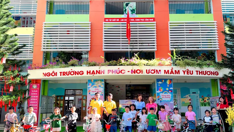 CLB "Vì nụ cười trẻ thơ 72" trao xe đạp và hỗ trợ tiền ăn cho học sinh Trường Mầm non Sao Mai (phường Vũng Tàu)